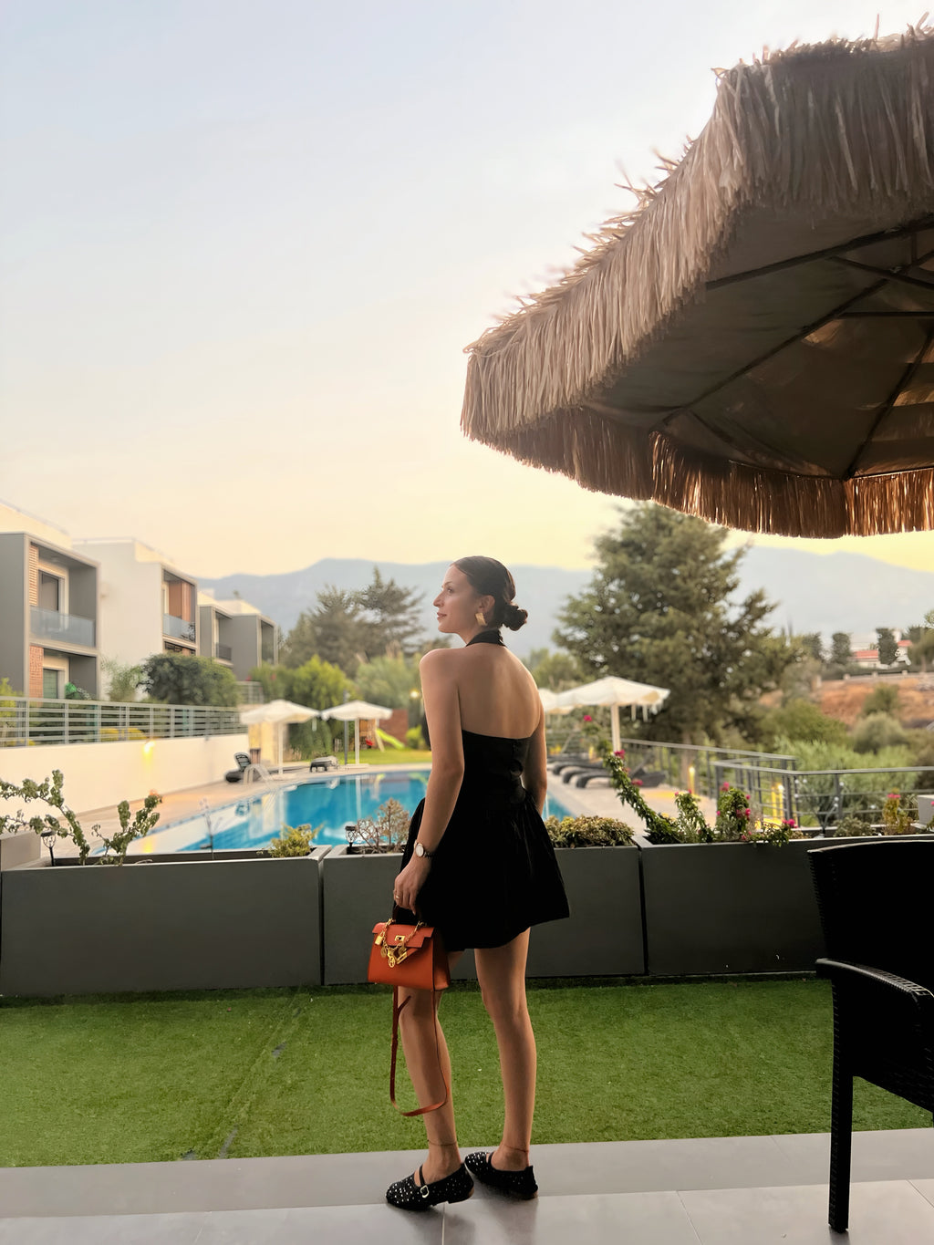 Siyah Boyundan Bağlamalı Mini Elbise
