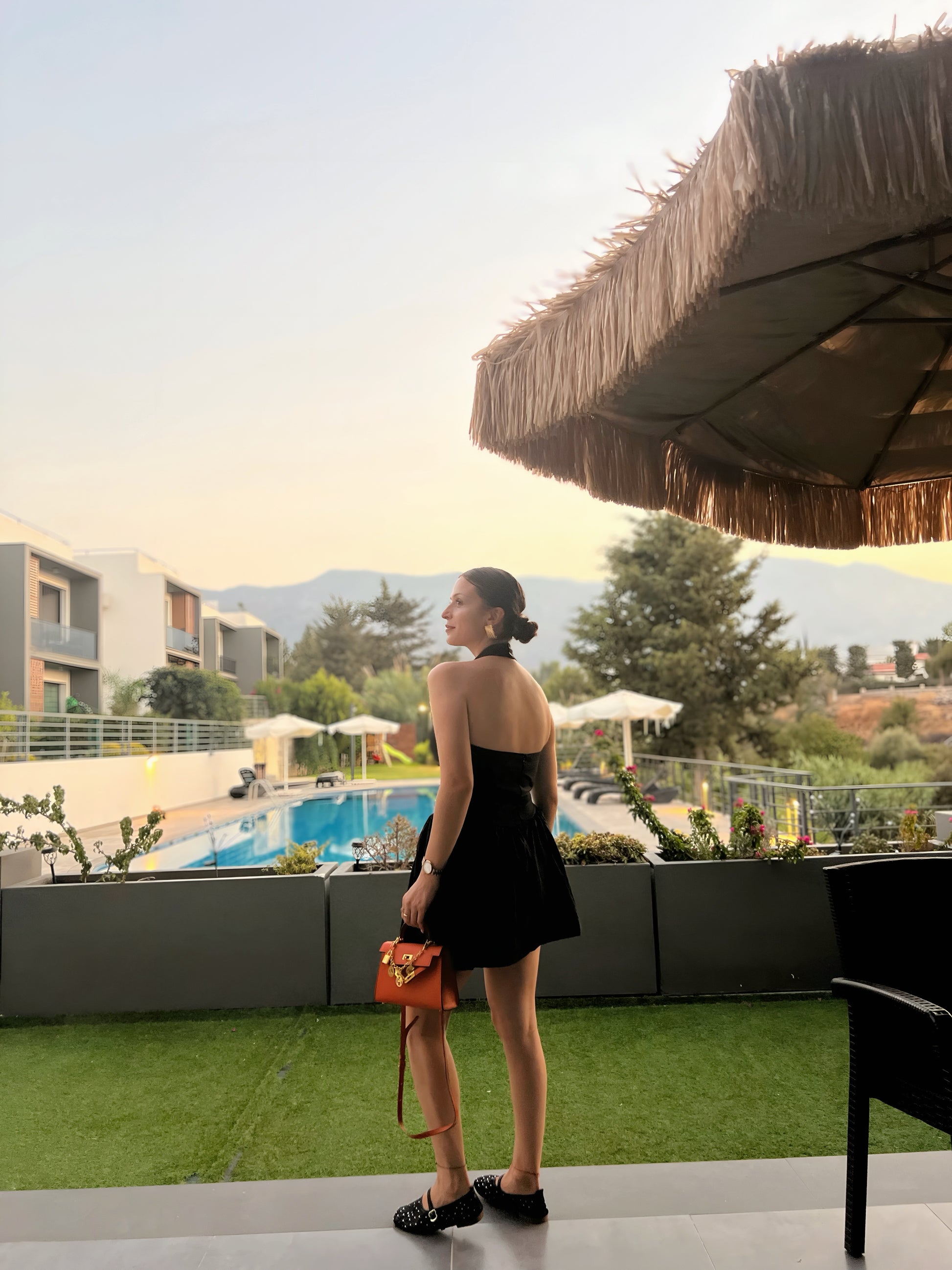 Siyah Boyundan Bağlamalı Mini Elbise