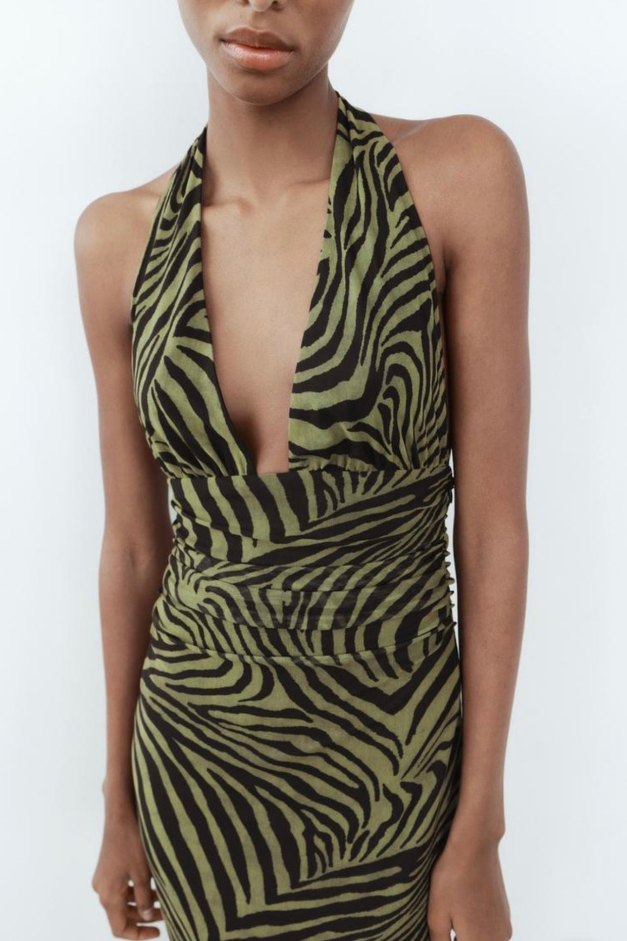 Yeşil Boyundan Geçmeli Zebra Desenli Elbise – Tül Hafifliği ve Modern Kesim