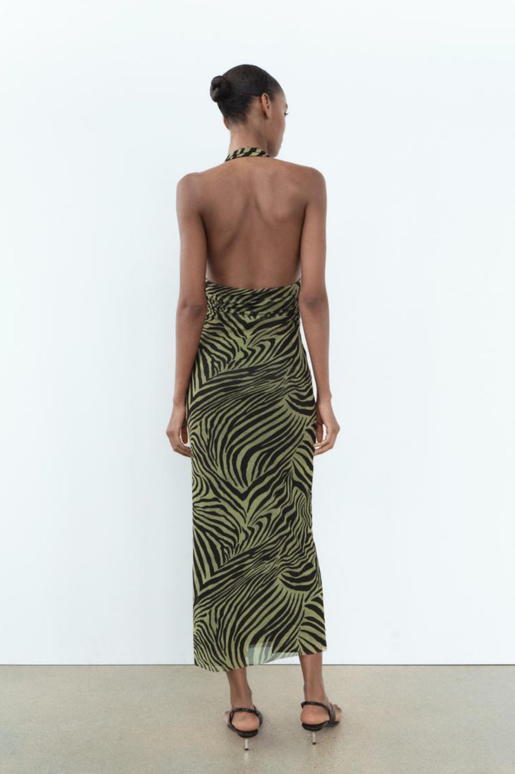 Yeşil Boyundan Geçmeli Zebra Desenli Elbise – Tül Hafifliği ve Modern Kesim