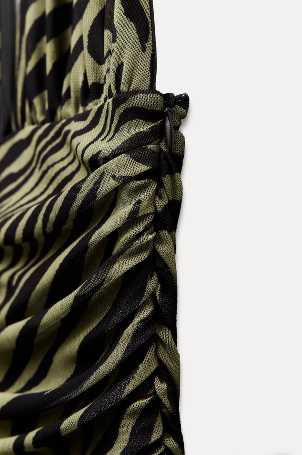 Yeşil Boyundan Geçmeli Zebra Desenli Elbise – Tül Hafifliği ve Modern Kesim