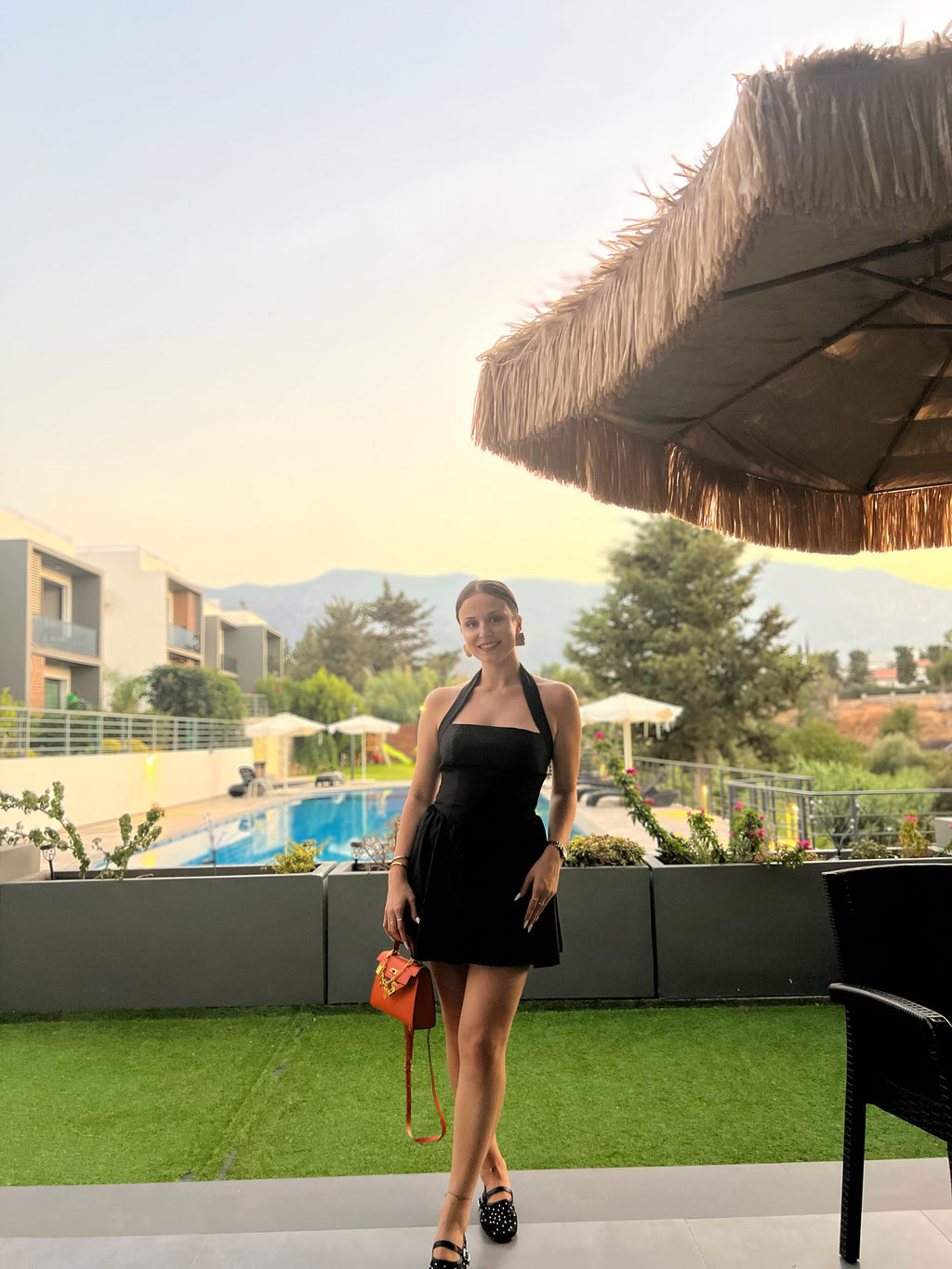 Siyah Boyundan Bağlamalı Mini Elbise