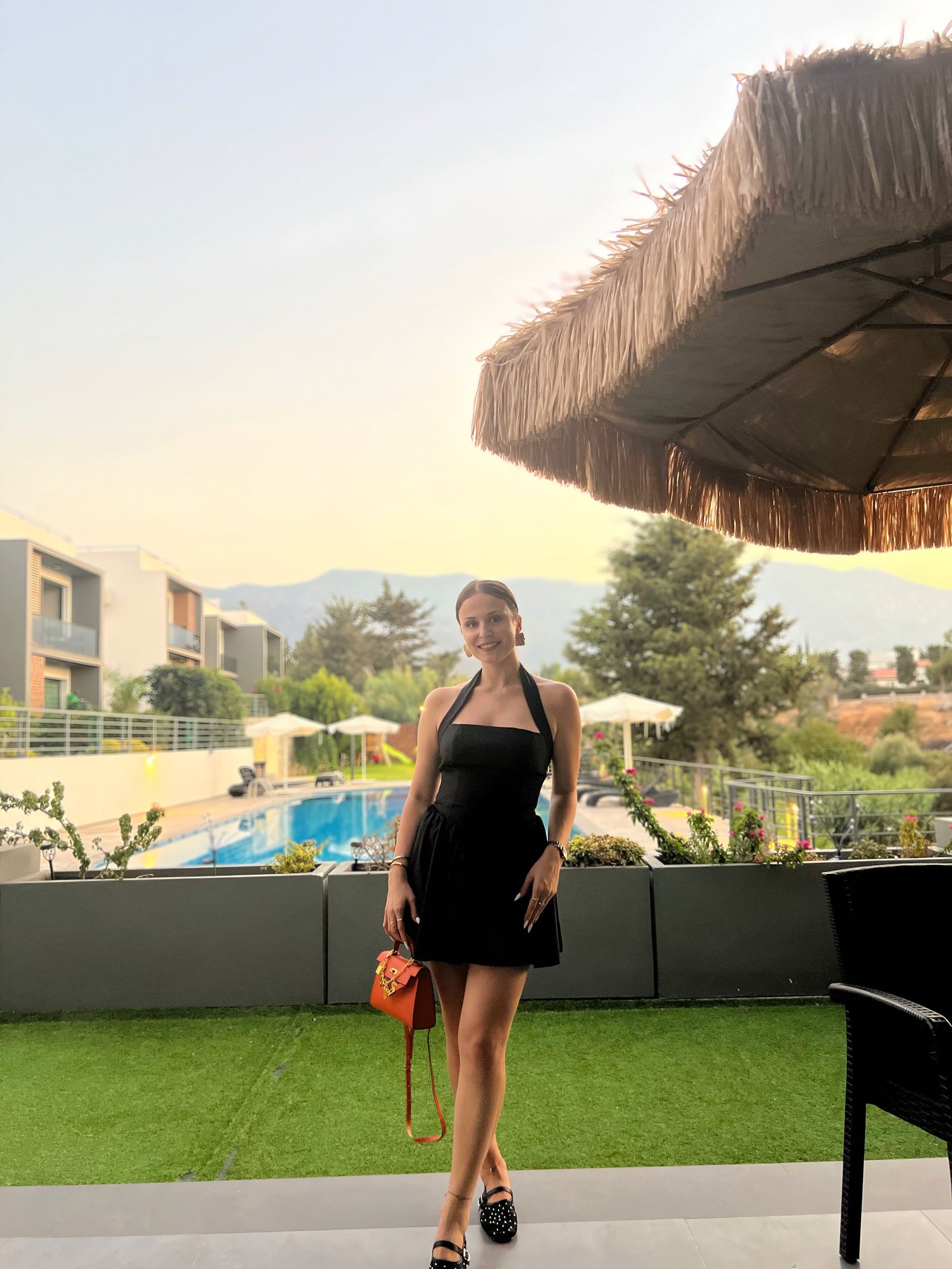 Siyah Boyundan Bağlamalı Mini Elbise